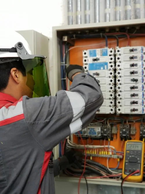 Porträt eines Elektrotechnikers mit Schutzhelm